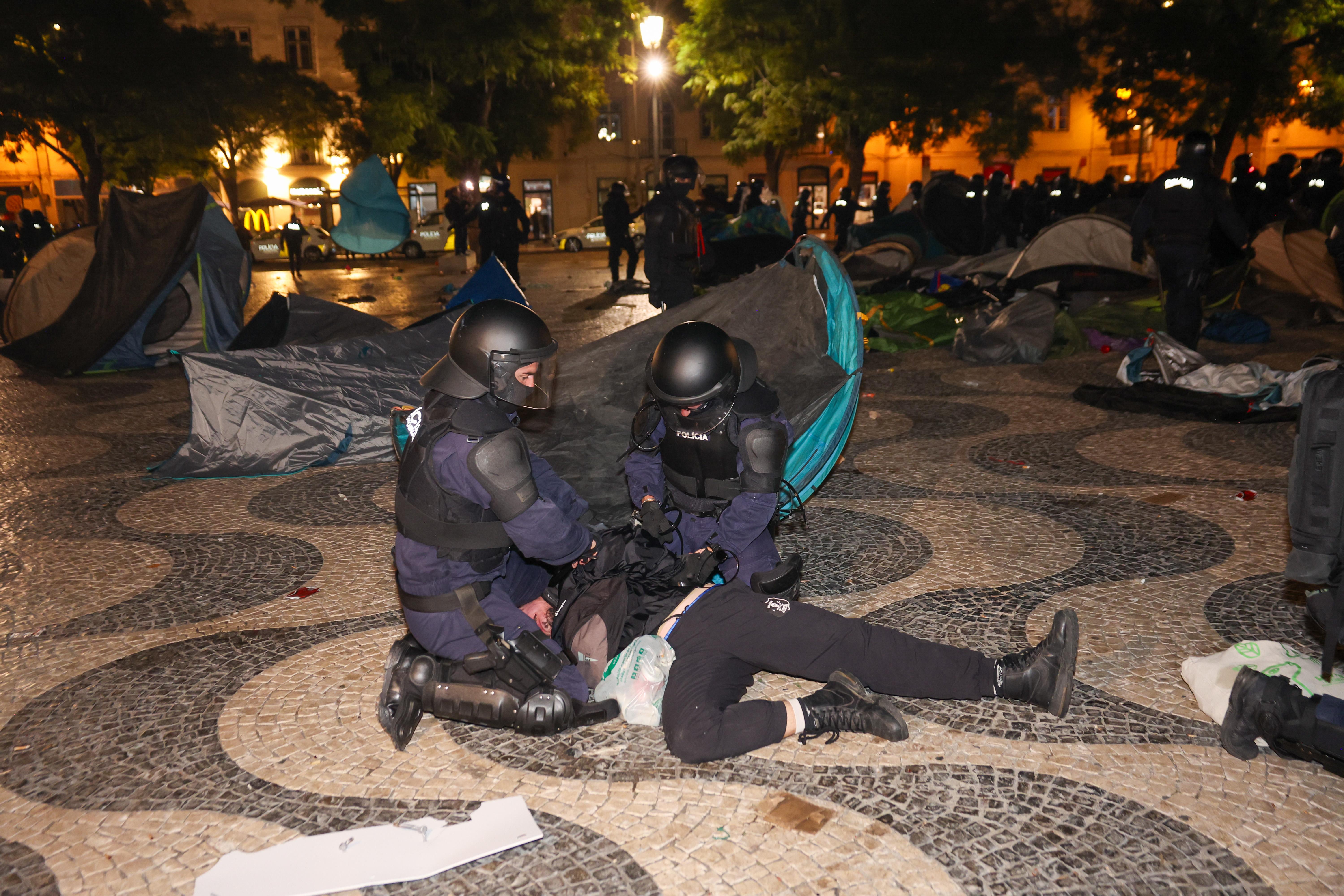 Manifestação em Lisboa foi alvo de carga policial na madrugada deste domingo - foto: José Sena Goulão/LUSA