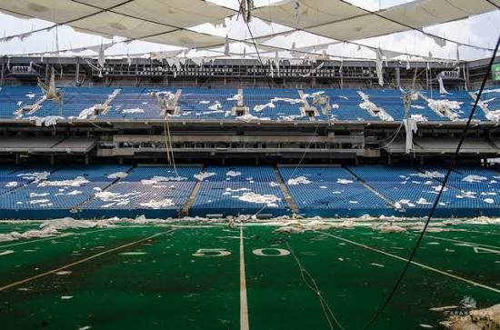 Pontiac Silverdome, Detroit (EUA): recebeu jogos do Mundial-94, mas, após a saída dos Detroit Lions, o teto insuflável colapsou e o interior transformou-se num pântano de lixo e musgo