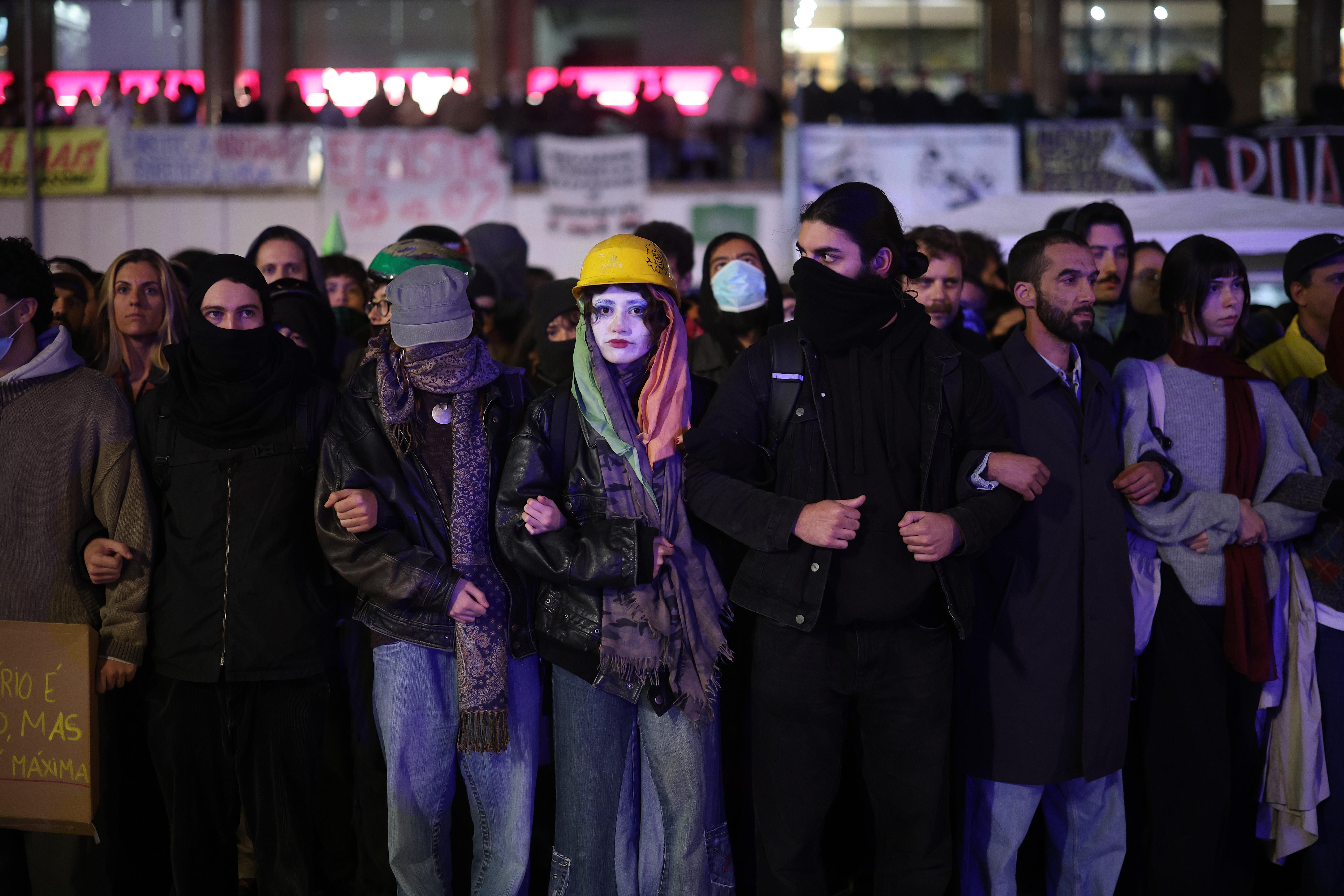Manifestação no Porto foi alvo de carga policial na madrugada deste domingo - foto: Estela Silva/LUSA
