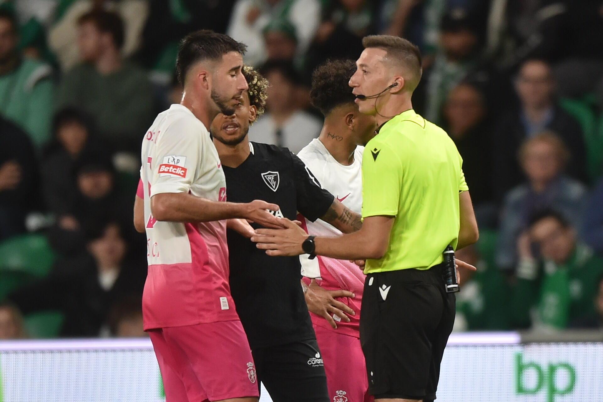 Gonçalo Inácio reclama com o árbitro Miguel Nogueira, Sporting-Académico de Viseu (foto: Miguel Nunes)