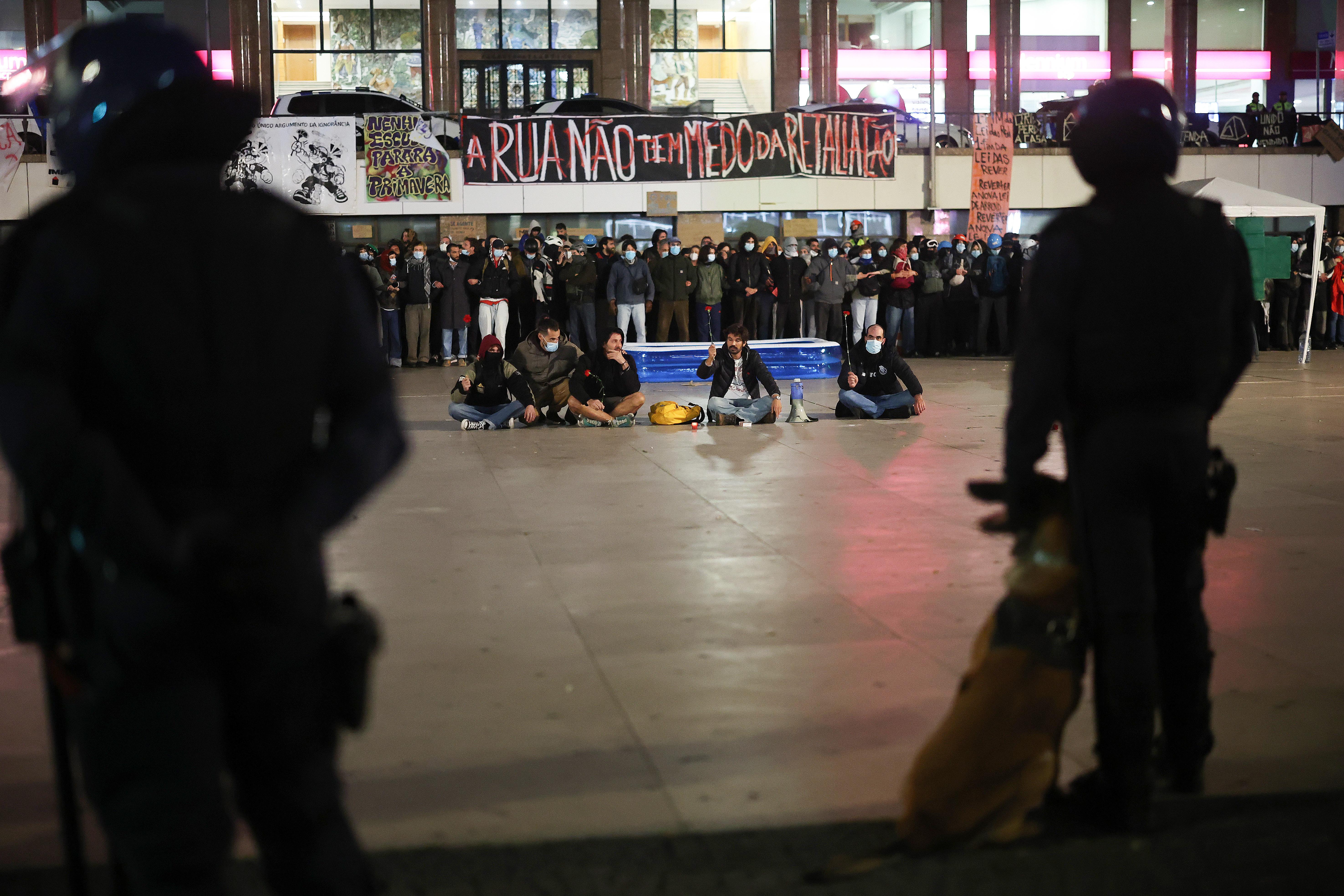 Manifestação no Porto foi alvo de carga policial na madrugada deste domingo - foto: Estela Silva/LUSA