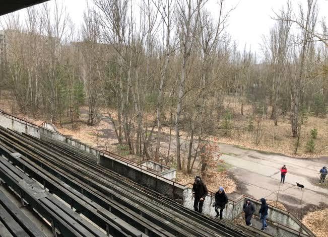 Estádio Avanhard, Pripyat (Ucrânia): o estádio da cidade fantasma de Chernobyl ia ser inaugurado em 1986, dias após o desastre nuclear; os postes de iluminação e as bancadas de madeira apodrecem no meio da zona de exclusão radioativa