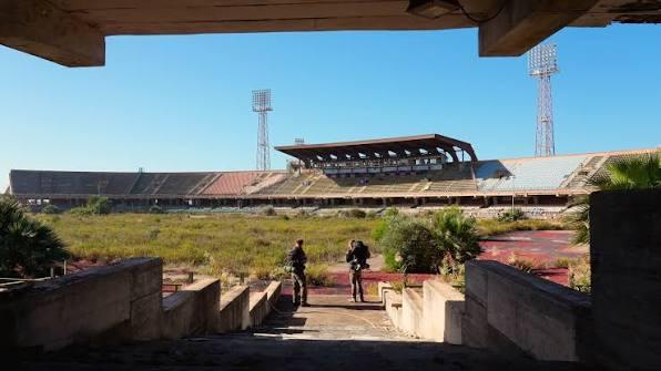 Estádio Lanchkhuti (Geórgia): na era soviética, albergava jogos da primeira divisão, mas com a queda da URSS, o financiamento desapareceu e, hoje, vacas e cavalos pastam livremente no relvado