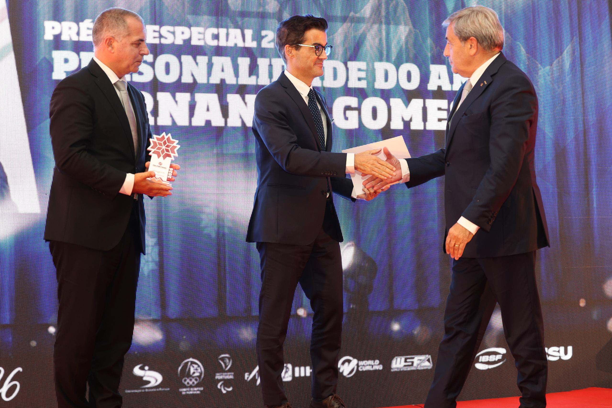 Fernando Gomes (à direita na imagem) foi distinguido pela Federação de Desportos de Inverno de Portugal (foto FDIP)