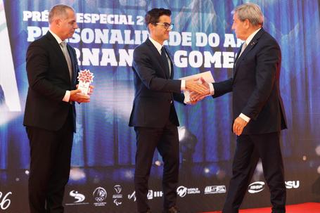 Fernando Gomes (à direita na imagem) foi distinguido pela Federação de Desportos de Inverno de Portugal (foto FDIP)