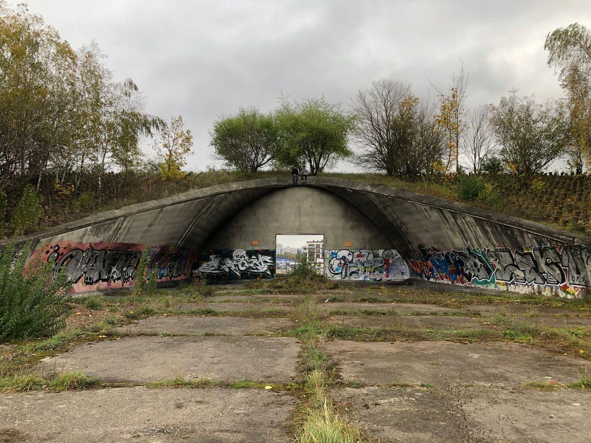 Estádio Edmund Szyc, Poznań (Polónia): transformou-se numa ruína abandonada e engolida pela vegetação, após décadas de negligência, problemas estruturais e insolvência financeira do clube
