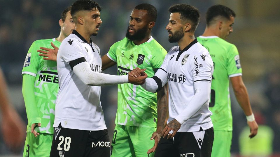 Vitória carimba oitavos da Taça com goleada