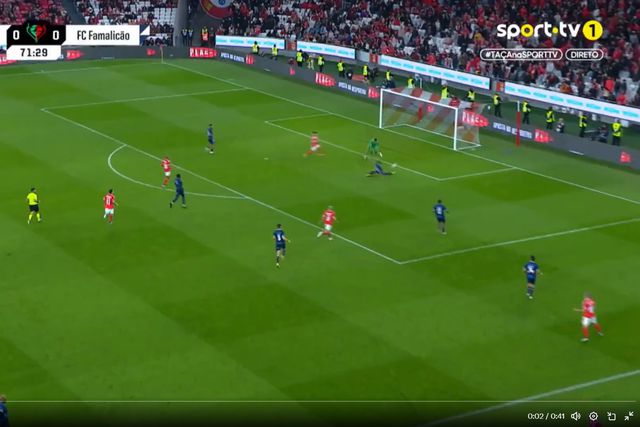 Autogolo de Riccieli dá vantagem ao Benfica na Luz (vídeo)