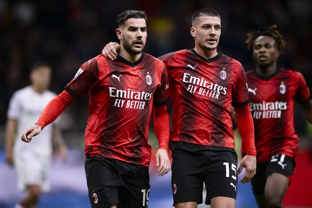 Milan derrota a Fiorentina com estreia de menino de 15 anos