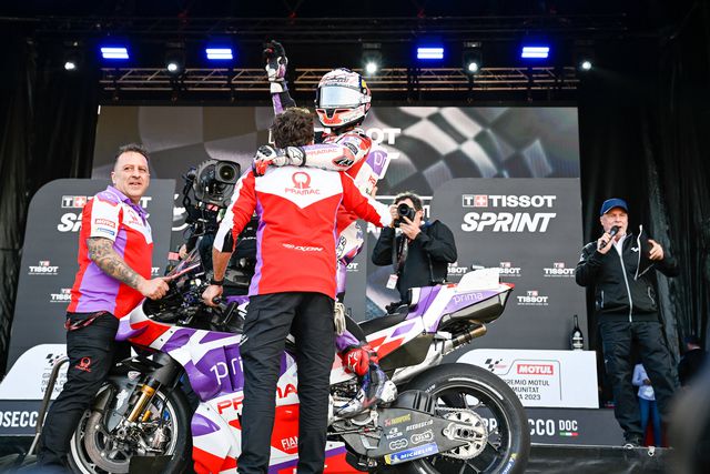 Jorge Martín vence 'Sprint' de Valência, título adiado para corrida de domingo