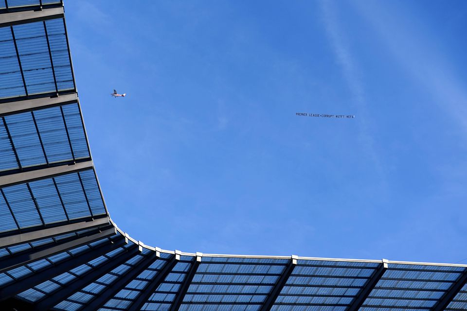 Adeptos dos Everton patrocinaram avião com faixa de protesto durante o City-Liverpool