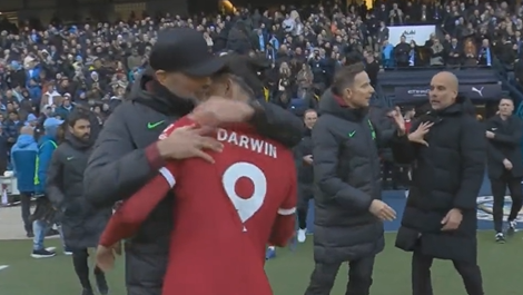 Klopp teve de afastar Darwin de Guardiola no final do Man. City-Liverpool (vídeo)