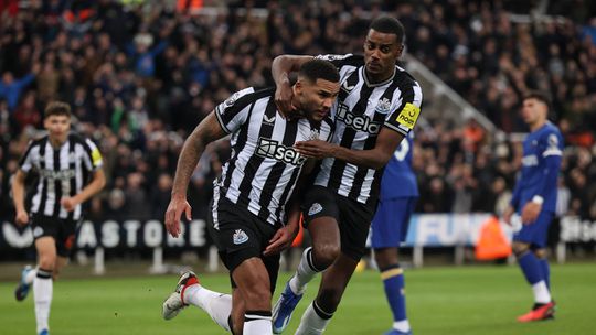 Newcastle goleia Chelsea e sobe ao sexto lugar