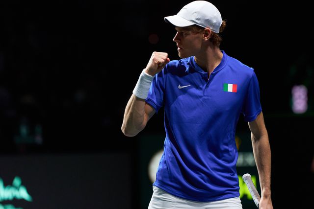 Jannik Sinner salva três match points diante de Djokovic e mantém Itália viva