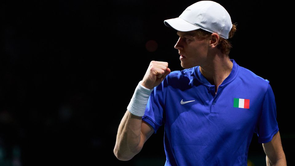 Jannik Sinner salva três match points diante de Djokovic e mantém Itália viva