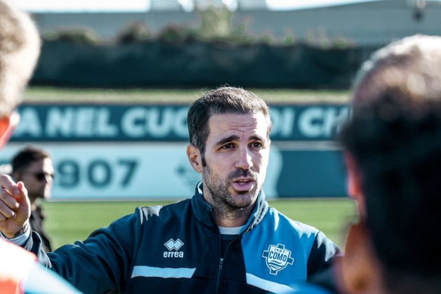 Fàbregas estreia-se no banco com vitória na compensação