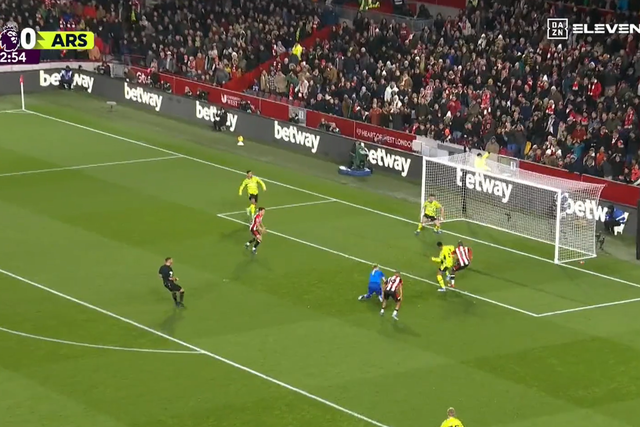 Vídeo: Erro clamoroso de Ramsdale quase dá vantagem ao Brentford