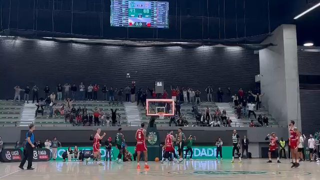 O momento da polémica no dérbi de basquetebol que impediu novo prolongamento
