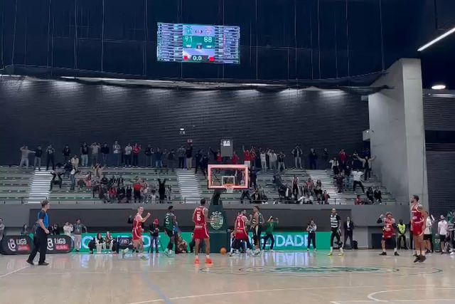 O momento da polémica no dérbi de basquetebol que impediu novo prolongamento