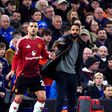 Diogo Dalot junto a Ruben Amorim durante o jogo entre Ipswich e Manchester United
