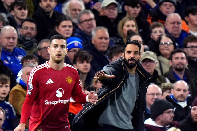 Diogo Dalot junto a Ruben Amorim durante o jogo entre Ipswich e Manchester United