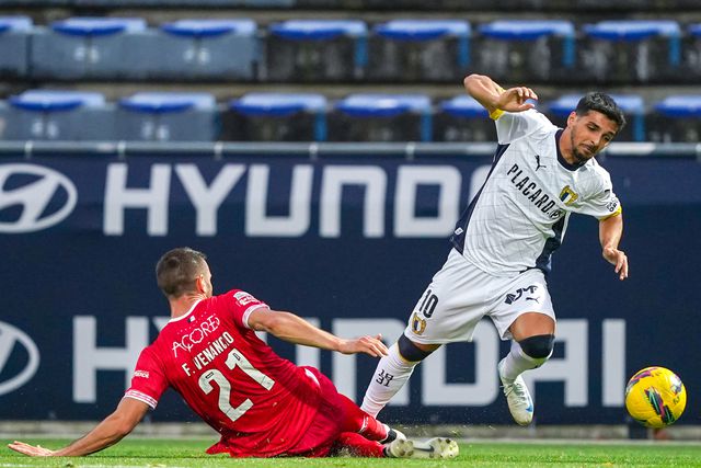 Famalicão vai ao Estoril para continuar em Linha com as vitórias fora de casa