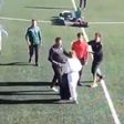 Mãe de jogador sub-11 agride árbitro (vídeo)