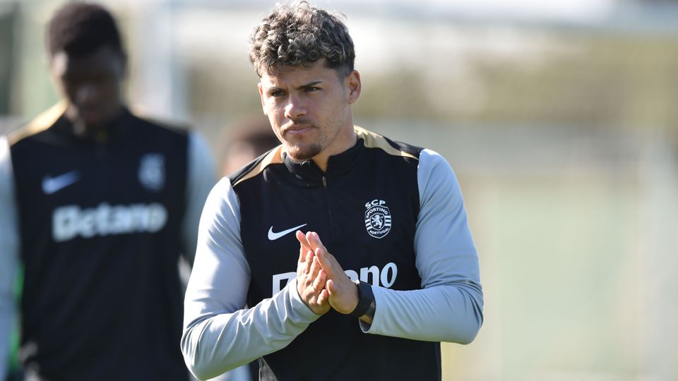Maxi Araújo num dos treinos do Sporting realizado no relvado da Academia de Alcochete