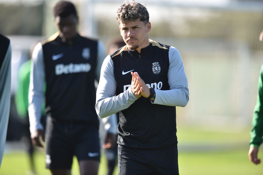 Maxi Araújo num dos treinos do Sporting realizado no relvado da Academia de Alcochete