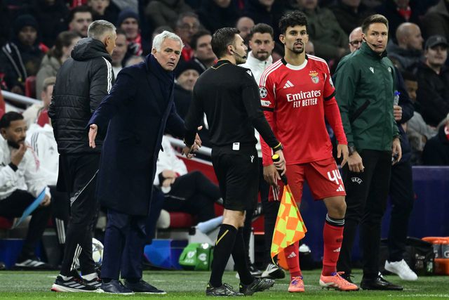 Mourinho na altura da primeira substituição, aos 81'