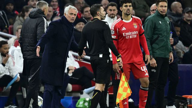 Mourinho na altura da primeira substituição, aos 81'
