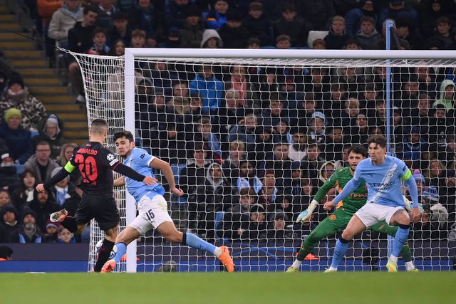 Grimaldo fez o primeiro do Leverkusen frente ao Manchester City, em jogo arbitrado por João Pinheiro