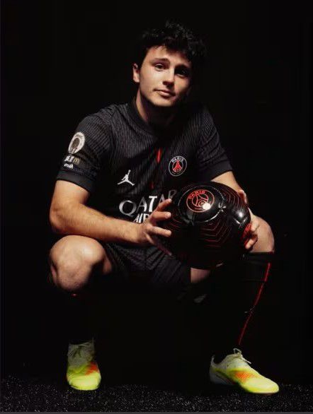 João Neves com as novas cores do PSG - Foto: PSG