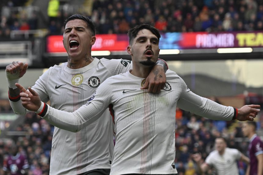 Pedro Neto a celebrar o golo pelo Chelsea com o capitão Enzo, ex-Benfica