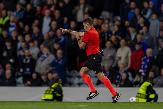 Matej Jug, árbitro esloveno