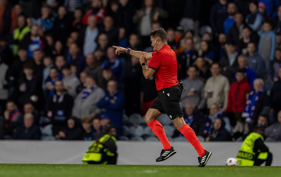 Matej Jug, árbitro esloveno