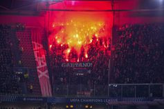 Sérgio Caetano homenageado no Ajax-Benfica - foto: IMAGO