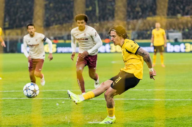 Fábio Silva executa o penálti com Renato Veiga a ver