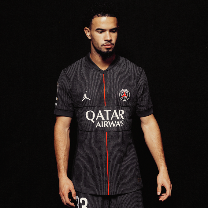 «Principalmente preto, com tons de cinzento antracite e nuances de rosa, o novo equipamento tem um visual sóbrio e poderoso, atravessado por uma linha vermelha ao centro, um subtil piscar de olho contemporâneo a um design fundador do clube» - Foto: PSG