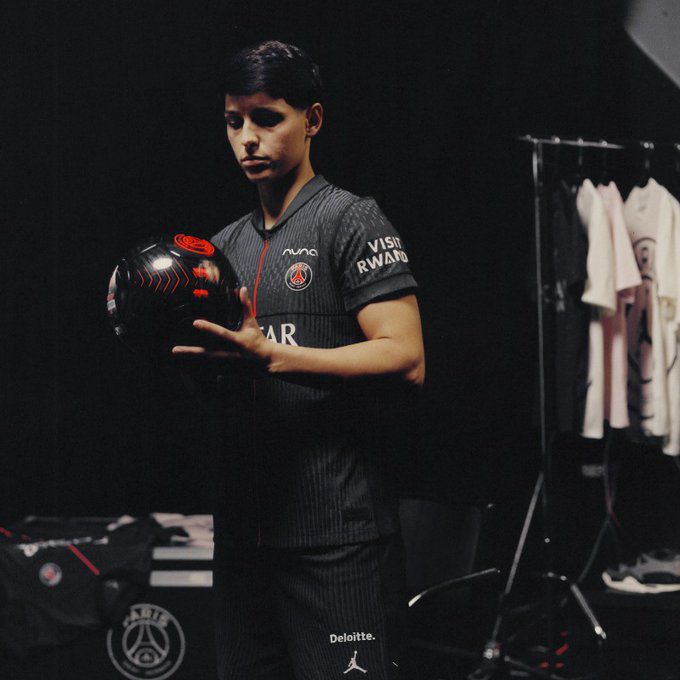 Preto é a cor dominante da nova camisola dos parisienses - Foto: PSG