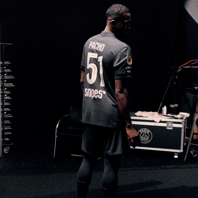 «Principalmente preto, com tons de cinzento antracite e nuances de rosa, o novo equipamento tem um visual sóbrio e poderoso, atravessado por uma linha vermelha ao centro, um subtil piscar de olho contemporâneo a um design fundador do clube» - Foto: PSG