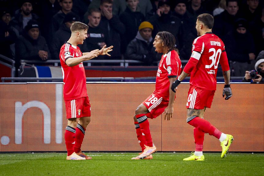 O festejo do primeiro golo do Benfica em Amesterdão, num 'tiraço' de Dahl - Foto: IMAGO