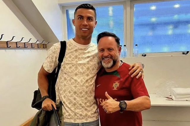 António Costa, também conhecido como Costinha, ao lado de Cristiano Ronaldo - Foto: Facebook