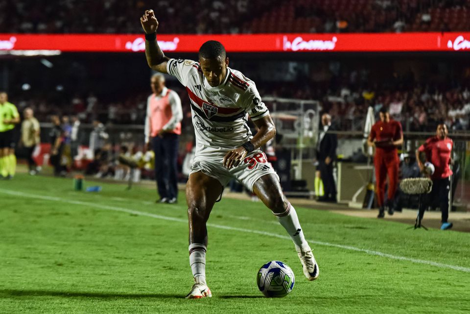 Palmeiras desvia lateral titular do vizinho e rival São Paulo