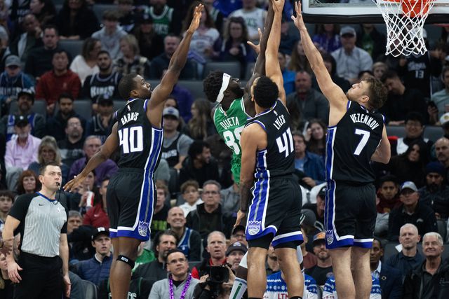 Neemias Queta «abafa» ou não LeBron James? (vídeo)