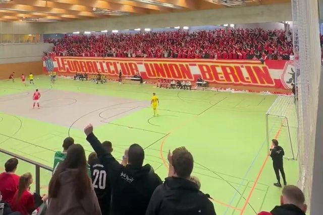 É assim que os adeptos do Union Berlim apoiam os juniores em futsal