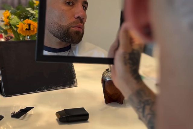 Otamendi muda de visual durante o Natal