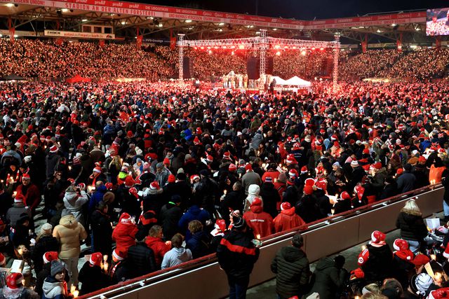 Arrepiante: adeptos do Union Berlim enchem estádio para cantar músicas de Natal