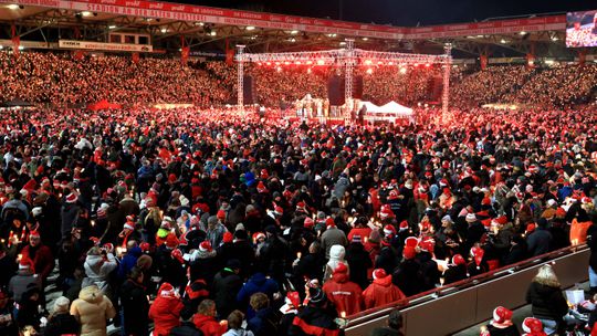 Arrepiante: adeptos do Union Berlim enchem estádio para cantar músicas de Natal