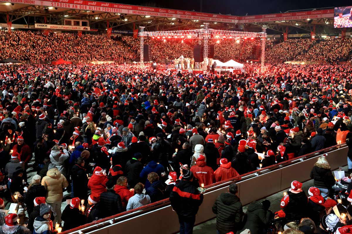 Arrepiante: adeptos do Union Berlim enchem estádio para cantar músicas de Natal